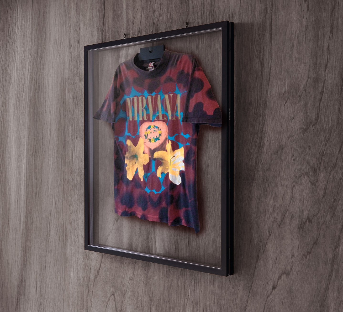ロックTシャツは着るだけじゃない。ヴィンテージTシャツを飾り美しく守る「大人の額装ライフ」のススメ